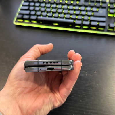 Galaxy Zfold 4  **Liquidation**